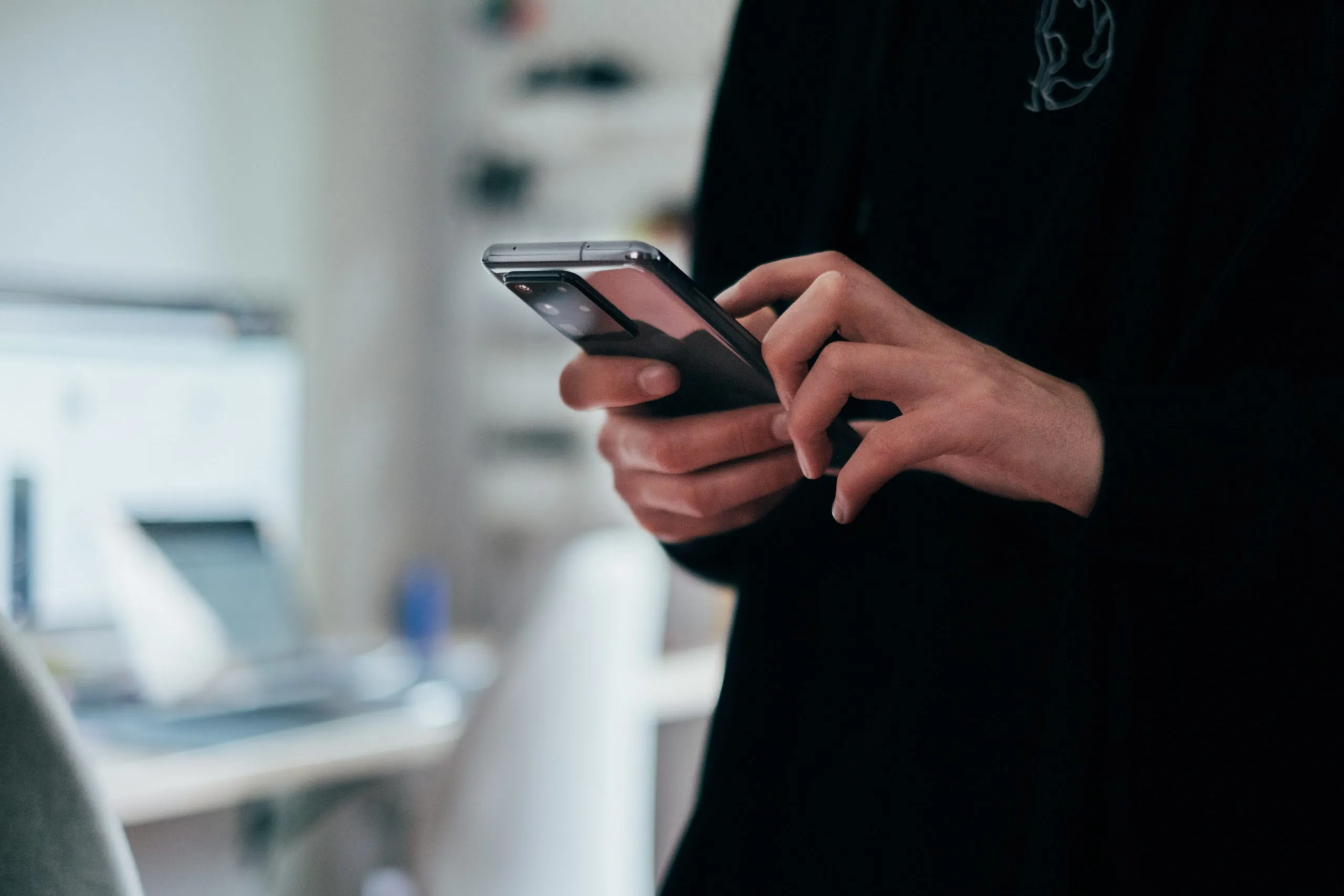 gsm dans la main d’une personne pour suivre son colis