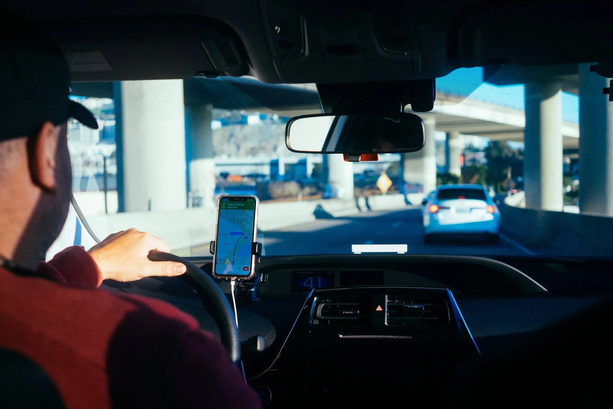 chauffeur en permis C qui conduit un camion avec un GPS