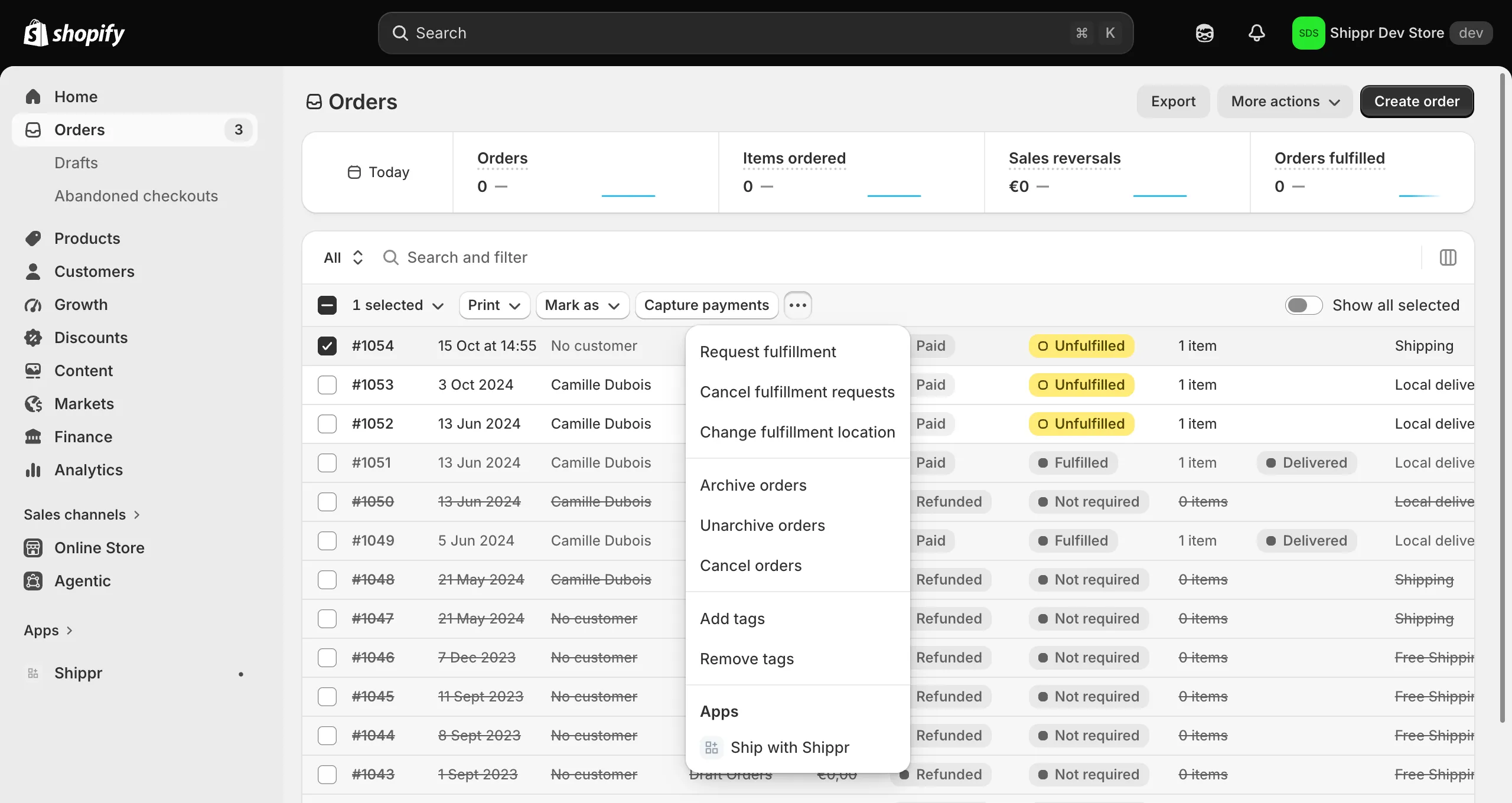 La liste des commandes Shopify, le menu d'actions ouvert sur « Ship with Shippr ».